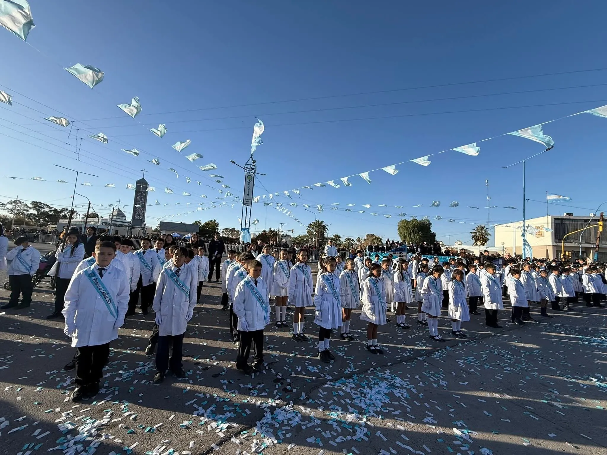Alumnos de 9 de Julio realizan la Promesa a la Bandera en un solemne acto