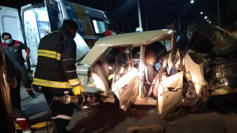 Conducía ebrio, chocó contra un poste y su familia fue hospitalizada