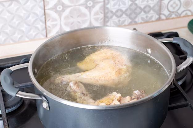 cacerola-caldo-al-fuego-caldo-hueso-caldo-pollo_286393-2503