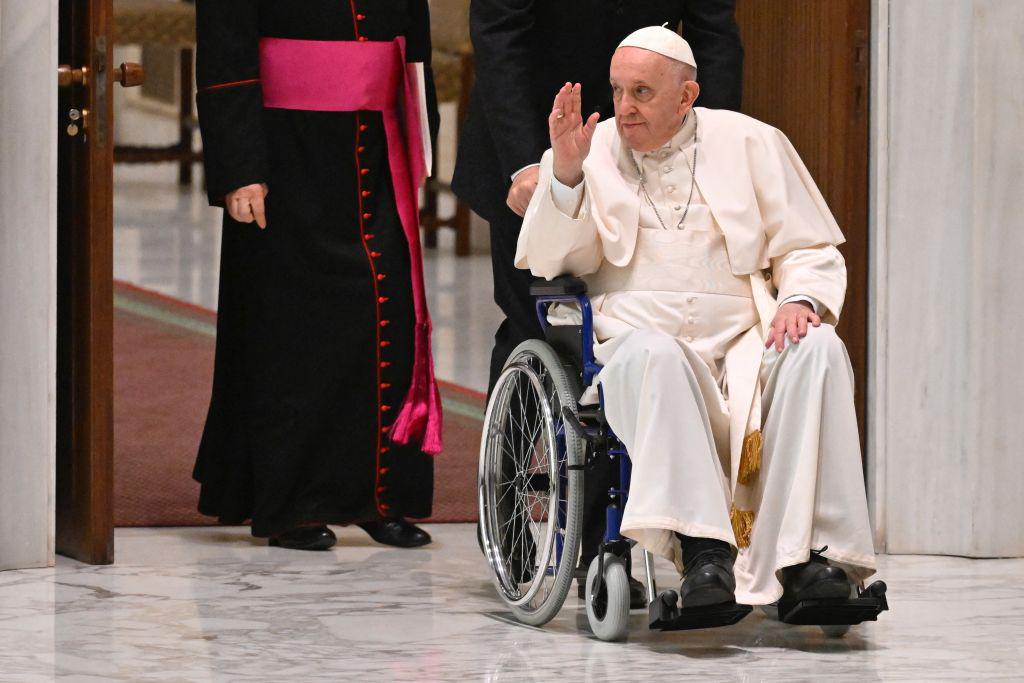 270924-el-papa-francisco-se-ve-obligado-a-utilizar-una-silla-de-ruedas-por-un-dolor-en-la-rodilla