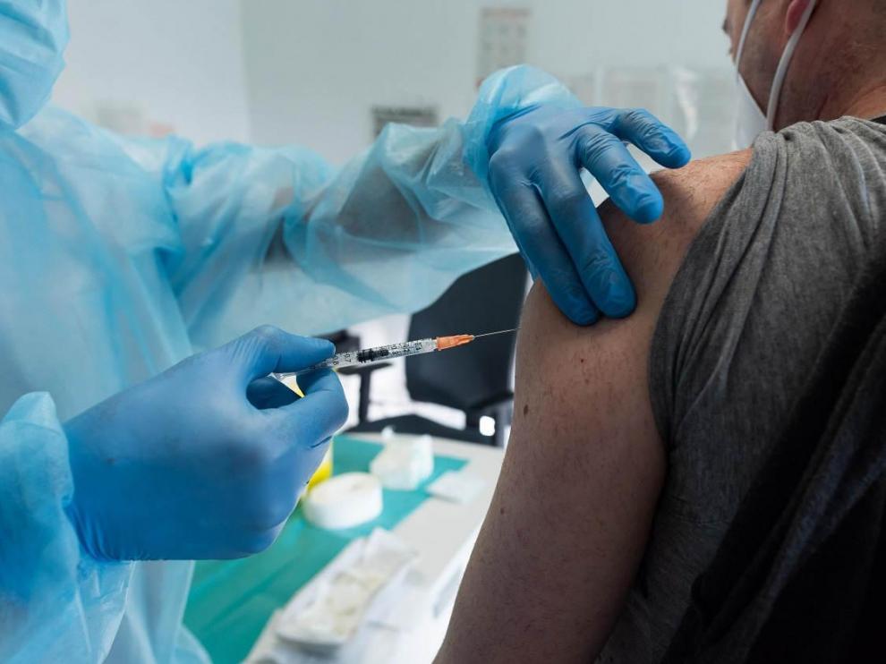 vacunacion-contra-el-coronavirus-en-el-centro-de-salud-de-la-almozara-de-zaragoza-gsc-vacuna.r_d.355-186